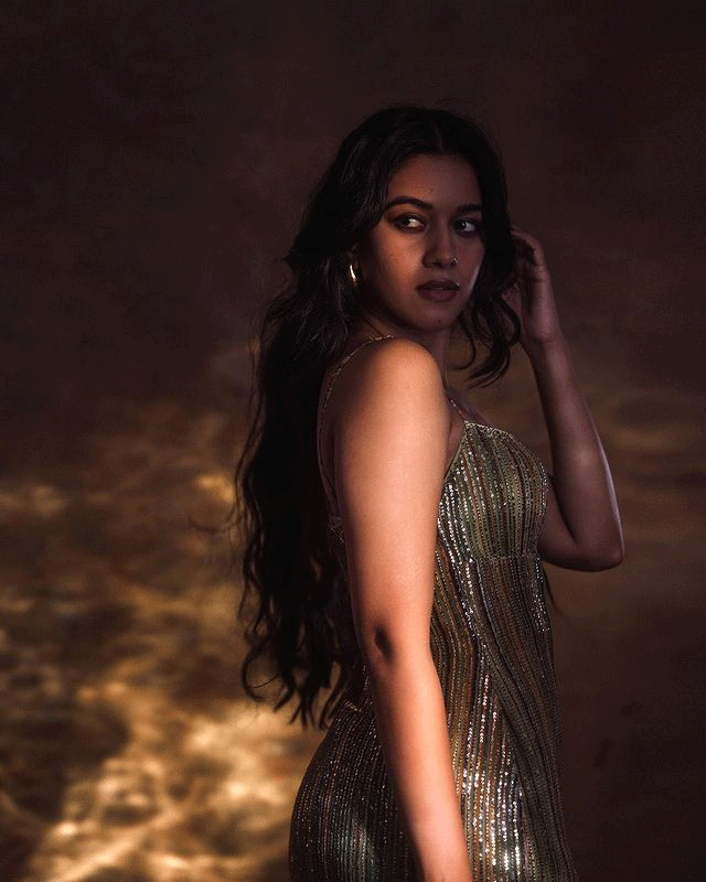 Mirnalini Ravi makes you look over her again and again