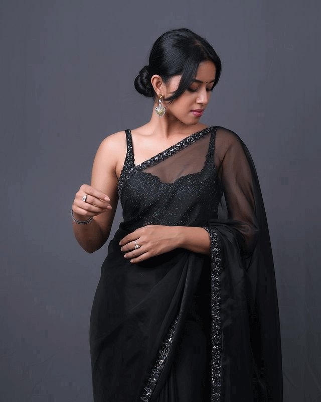 Mirnalini Ravi makes you look over her again and again