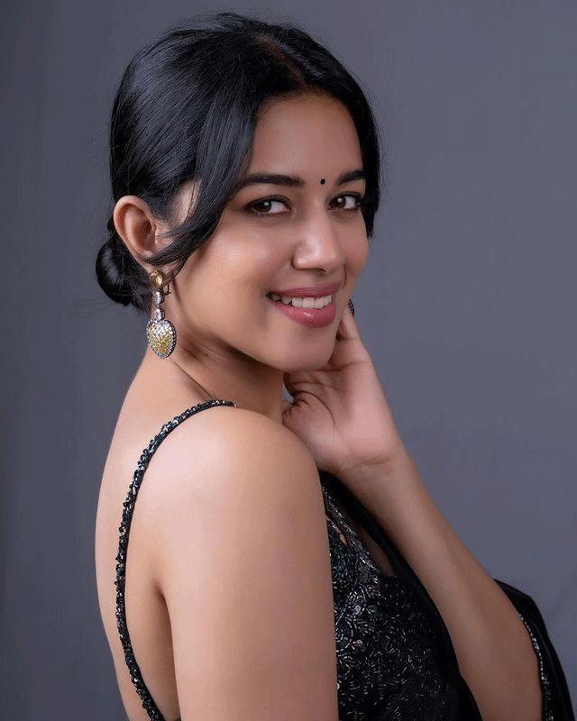 Mirnalini Ravi makes you look over her again and again Mirnalini Ravi makes you look over her again and again