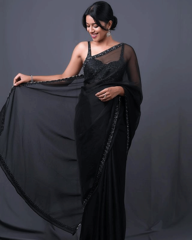 Mirnalini Ravi makes you look over her again and again