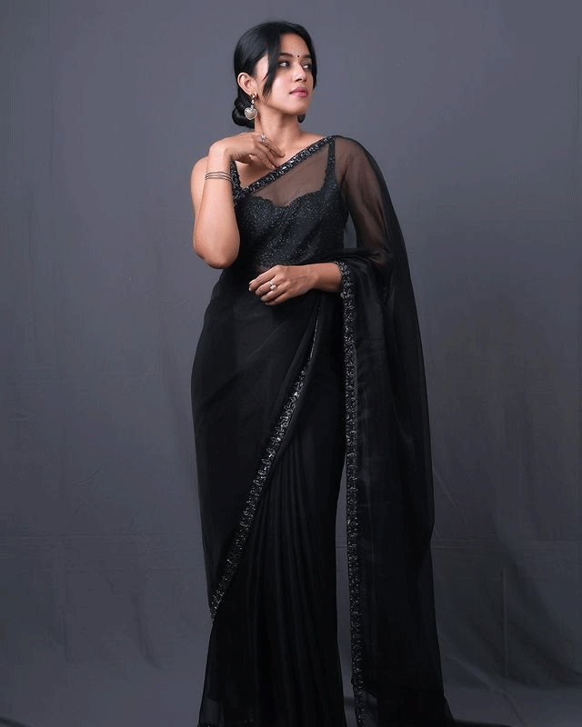 Mirnalini Ravi makes you look over her again and again Mirnalini Ravi makes you look over her again and again