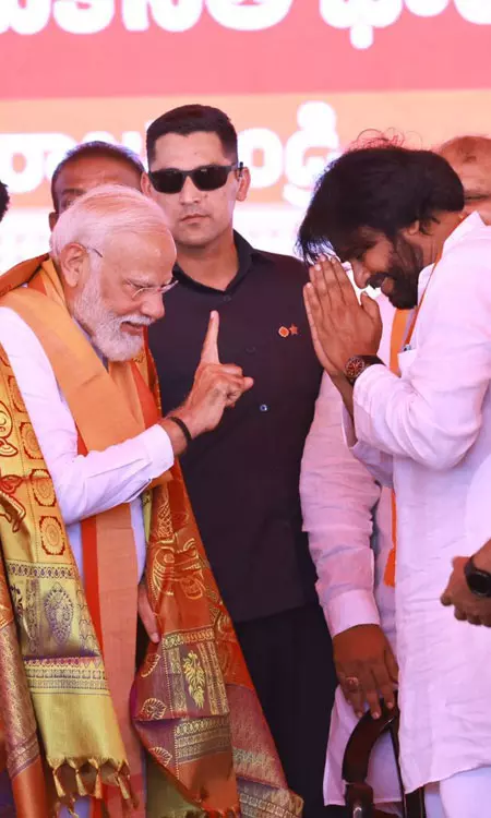 Pawan Kalyan Meet And Greet PM Narendra Modi On Stage
