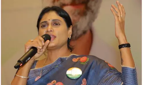 సీఎం కూడా చీరలను గమనిస్తున్నారంటే... జగన్ పై షర్మిల సెటైర్లు!