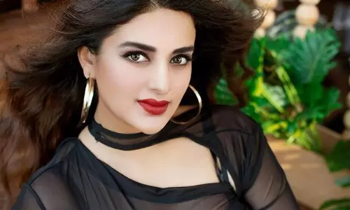 పిక్ టాక్ : బ్లాక్ లో ఇస్మార్ట్ బార్బీ డాల్ పిక్ టాక్ : బ్లాక్ లో ఇస్మార్ట్ బార్బీ డాల్