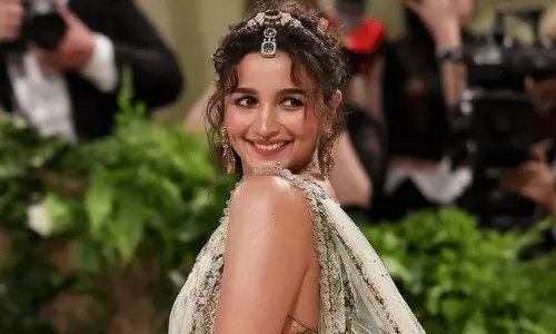 1905 గం.లు..163 మంది క‌ళాకారులు డిజైన్ చేసిన చీర‌!