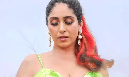 పిక్ టాక్ : బ్యాక్ అందాలతో సింగర్‌ కవ్వింపులు