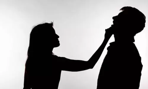 రివర్స్  స్టోరీ వీడియో... భర్తను నగ్నంగా కట్టేసిన భార్య చేష్టలు వైరల్!