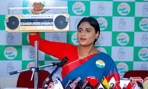 మోడీకి షర్మిళ రేడియో గిఫ్ట్... తెరపైకి ఏపీ ప్రజల ఛార్జ్ షీట్! మోడీకి షర్మిళ రేడియో గిఫ్ట్... తెరపైకి ఏపీ ప్రజల ఛార్జ్ షీట్!