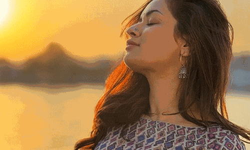 Avneet Kaur Giving Us a Glam Show!