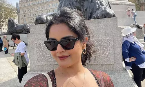 Riddhi Kumars Stylish Pics Accelerates Pulse