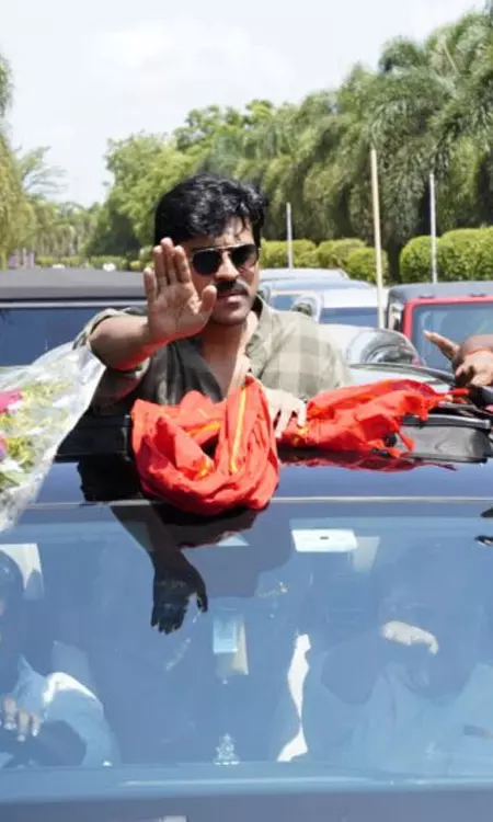 Ram Charan Fans Grand Welcome At Rajahmundry Airport