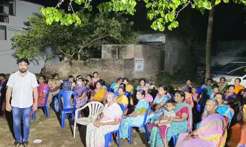 కోన‌సీమ‌లో చీర‌ల పంపిణీ.. విసిరి కొట్టిన మ‌హిళ‌లు!