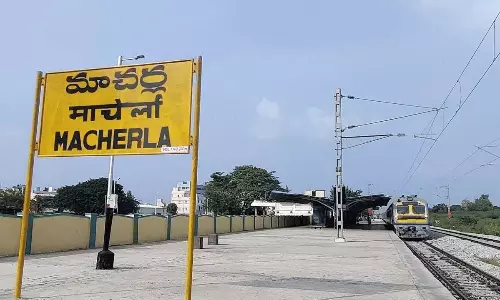 రగులుతున్న మాచర్ల.. రెండు కార్లు ధ్వంసం