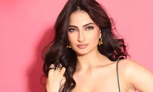 పాలక్ అందాల ఆరబోత.. వ్వాటే బ్యూటీ!! పాలక్ అందాల ఆరబోత.. వ్వాటే బ్యూటీ!!