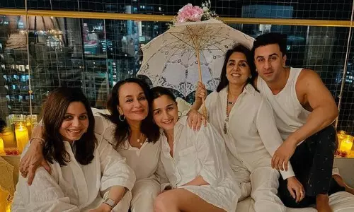 ఆలియా-ర‌ణ‌బీర్ మాతృదినోత్స‌వ వేడుక ఇలా