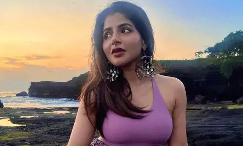 పిక్ టాక్ : చూపు తిప్పనివ్వని అందాల ఐశ్వర్యం