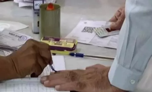 ఎన్నికలు ఏపీవైనా కరుణించాల్సింది తమిళతంబీలే