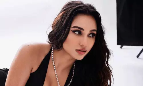 పిక్ టాక్ : అందాల క్లీవేజ్ షో ఆకాంక్ష