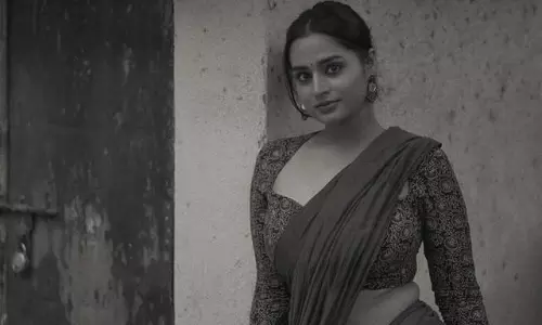 చీరలో అయేషా అందం.. ఈ స్టిల్ మామూలుగా లేదు