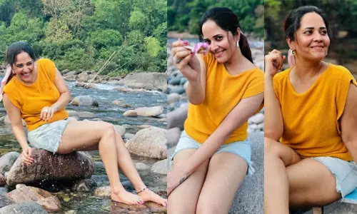 ప్ర‌కృతిలో అన‌సూయ అందాల‌ జ‌ల‌జ‌ల‌!