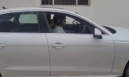 కారు నడిపేటప్పుడు కూడా హెల్మెట్ పెట్టుకోవాలా?