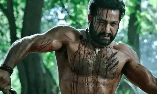 హృతిక్ కి తగ్గకుండా ఎన్టీఆర్ షర్ట్‌ విప్పి...!