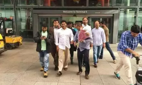 వైరల్  పిక్... లండన్  లో ల్యాండ్  అయిన సీఎం జగన్!