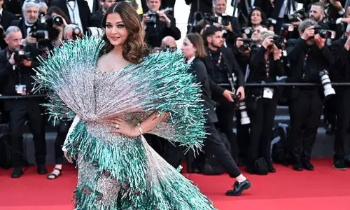 పురి విప్పిన నెమలి అందంలో ఐష్! పురి విప్పిన నెమలి అందంలో ఐష్!