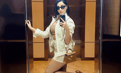 Noras Elevator Mirror Selfie Elicits Major Summer Vibes