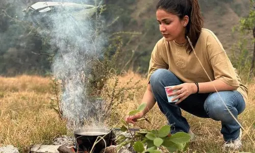 కొండ‌పై క‌ట్టెలు వెతికి అగ్గి రాజేసిన మెగా కోడ‌లు