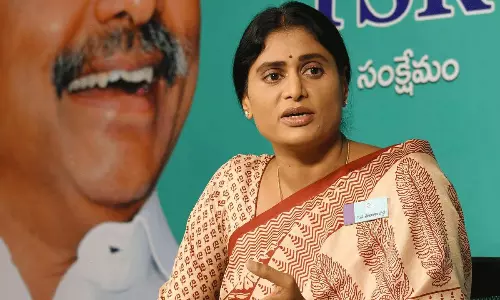 లండన్ లో జగన్.. మరి షర్మిల ఇప్పుడెక్కడ?