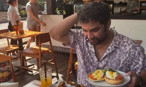 ప్రీ రిలీజ్ గెస్ట్ ఎవరో చెప్పాలా? బర్గర్ తినాలా? : విశ్వక్