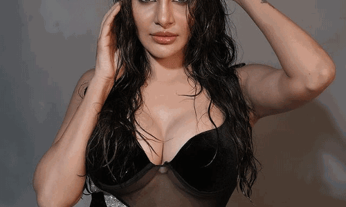 Ashu Reddy is Beautiful and She Knews It