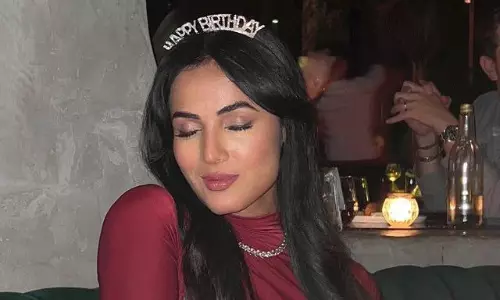 బ‌ర్త్ డే పార్టీలో తెలుగు బోల్డ్ న‌టి చిల్లింగ్