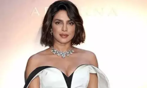 న‌క్లెస్ కంటే అందంగా ప్రియాంక‌ నెక్!