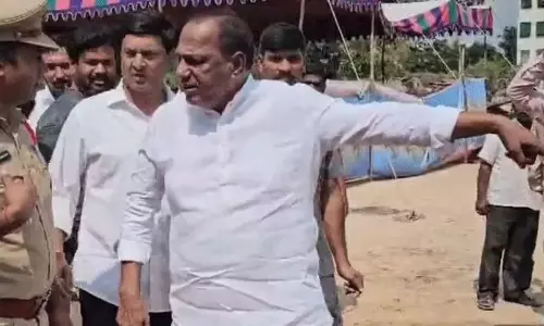 పూలు అమ్మిన చోటే కట్టెలు అమ్ముకోవడమంటే ఇదే మల్లన్న!