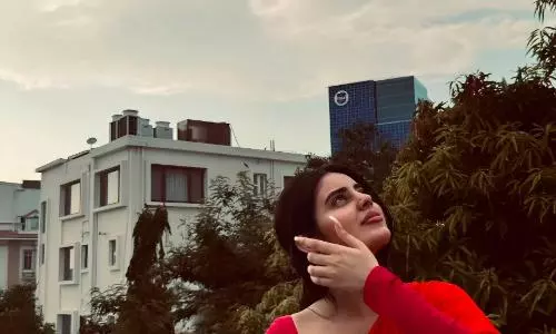 Kushita Kallapu�s Pink Bliss in a Red Kiss