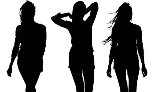 హీరోయిన్ల పారితోషికాల్లోనూ కోత ప‌డుతుందా?