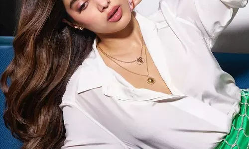 Janhvi Kapoor Glamorizes Cricket in a Whole New Way