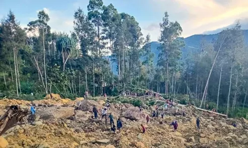 కొండచరియల కింద ఊరు శిథిలం..పసిఫిక్ దేశంలో వందల ప్రాణాలు బలి