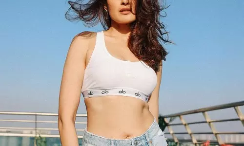 Pragya Jaiswal Sizzles in Summer Whites!