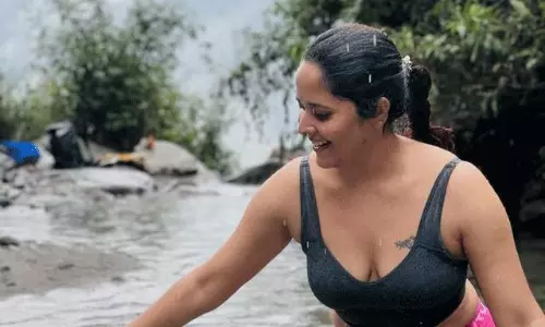 తడిసిన బట్టల్లో అనసూయ గ్లామర్ ఎటాక్.. బ్యూటీఫుల్! తడిసిన బట్టల్లో అనసూయ గ్లామర్ ఎటాక్.. బ్యూటీఫుల్!