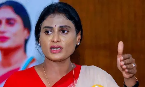 జగన్ లండన్ టూర్ పై షర్మిల షాకింగ్ కామెంట్లు!