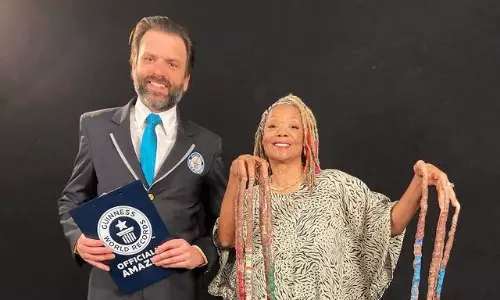 మినీ స్కూల్‌  బస్సు కంటే పొడవైన గోళ్లు.. ఎవరీ మహిళ?