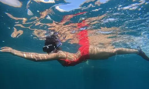 బికినీలో తెలుగమ్మాయి.. అలా స్విమ్ చేస్తూ.. బికినీలో తెలుగమ్మాయి.. అలా స్విమ్ చేస్తూ..