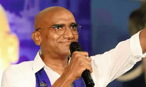 ఆంధ్రోళ్ల పెత్తనమేంది? ఈ మాటల్ని కేసీఆర్ ను అడగవేం ప్రవీణ్?