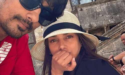 Sunsets & Selfies: Aditi & Siddharths #Baecation
