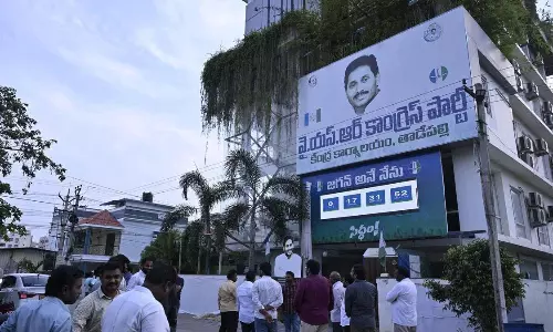 టీడీపీ ప్రభంజనంతో వైసీపీ హెడ్ క్వార్టర్ ఖాళీ