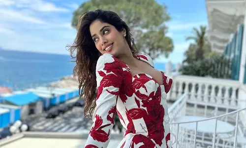Janhvi Kapoor Promotional Pics Make Fans Go Gaga