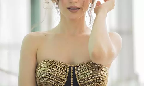 Heli Daruwala Shines in Gold as Ever